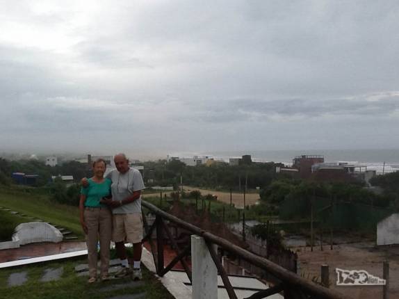 Em dia nublado, o Joca e a Ixa, pais do Rodrigo, em nosso hotel em La Pedrera, no litoral do Uruguai